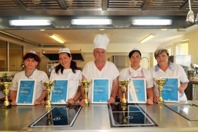 Vítězové soutěže Školní jídelna zdravě a chutně (zleva) Slávka Kopasová, Radka Čechová, Vladimír Lesa, Martina Ráczová a Eva Adamcová. Foto: J. Urban