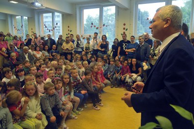 Primátor Petr Kajnar přivítal prvňáčky a jejich rodiče v ZŠ Kosmonautů v Ostravě-Zábřehu. Foto: J. Urban