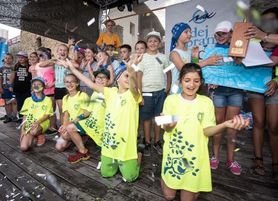 Vítězní školáci z Hrabůvky se radují z prvenství. Foto: Lukáš Kaboň