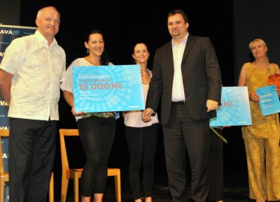 Spolu s diplomem předal Martin Štěpánek oceněným školám šeky na deset, ve dvou případech na 15 tisíc korun. Peníze jsou určeny na dovybavení jídelen. Foto: J. Urban