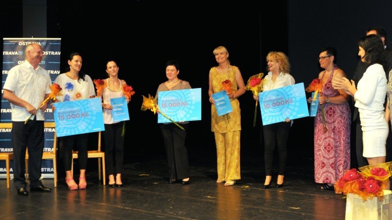 Šeky na 15 tisíc korun drží zástupci škol, které se staly absolutními vítězi.