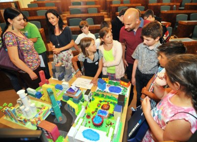 Zástupci oceněných škol při návštěvě v sále zastupitelstva Nové radnice. Foto: J. Urban