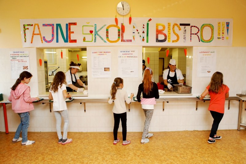 Fajne školní bistro v jídelně Základní školy I. Sekaniny v Porubě. 