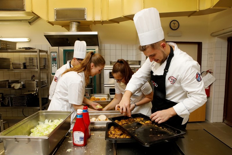 V kuchyni vypomáhali studenti středních gastronomických škol. 
