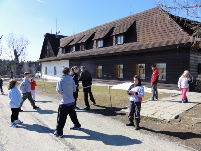 FOTO: Děti před horským hotelem Čarták