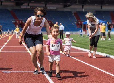Na Čokoládově tretře si s rodiči zaběhaly i nejmenší děti. Foto: Jiří Zerzoň