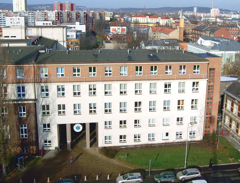 K foto: Hlavní vstup do areálu městské nemocnice