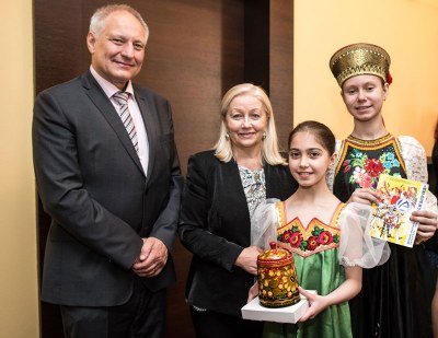 Náměstek primátora Zbyněk Pražák s uměleckou vedoucí Olgou Ananěvovou a členkami souboru Volžanočka. Foto: L. Kaboň