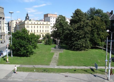Plocha na náměstí E. Beneše, na níž mělo vyrůst obchodní centrum. Foto: archiv MMO