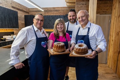 Bábovky pekli pod dozorem Davida Valíčka také zástupci vedení města Ostravy
