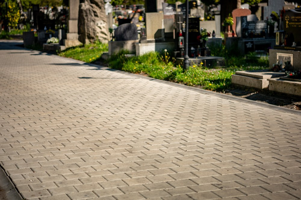 Nové chodníky na hřbitově v Ostravě-Vítkovicích. Foto: Lukáš Kaboň
