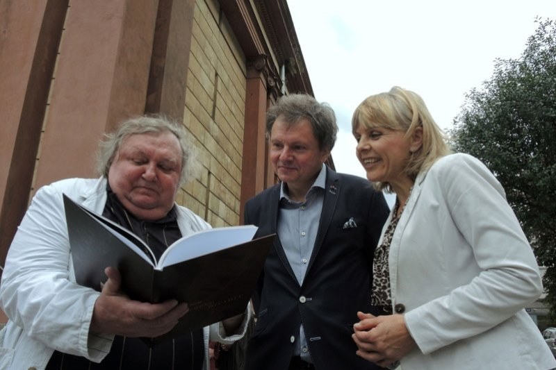 Nad knihou (zleva) B. Žárský, J. Nekvasil a S. Piperková.