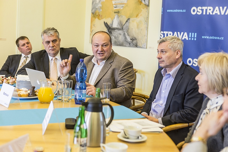 Za město se účastnili primátor P. Kajnar a náměstek D. Madej. Diskuzi vedl J. Bílek (uprostřed)