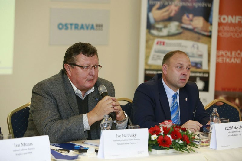 Náměstek primátora Ivo Hařovský při diskuzi.