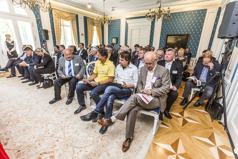 Do diskuze se mohli zapojit i hosté v sále.