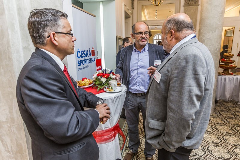 Mezi účastníky byl ředitel OZO K. Belda (uprostřed).