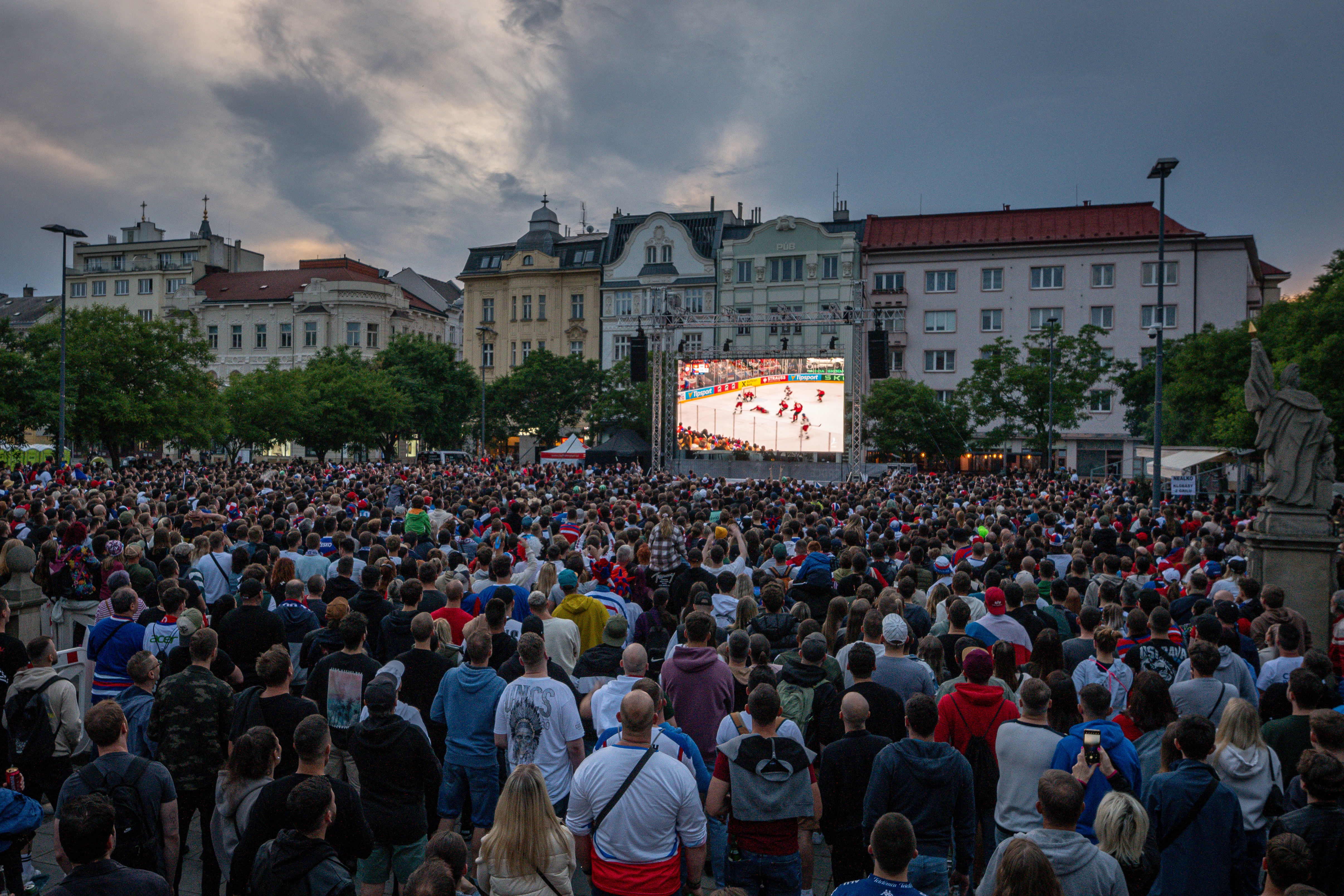 Sledování medailových zápasů na Masarykově náměstí. Foto: Lukáš Kaboň