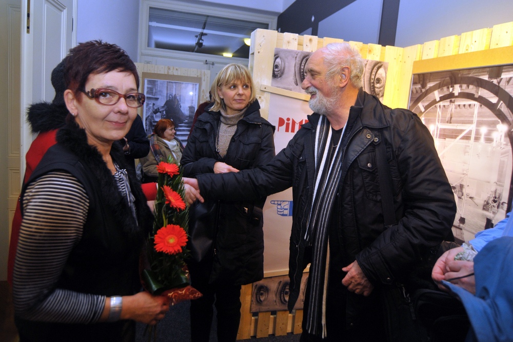 Ředitelka divadla loutek J. Hájková, náměstkyně primátora S. Piperková a fotograf J. Štreit.