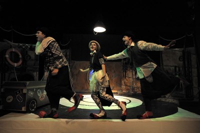 Záběr z úspěšného představení Divadla loutek Ostrava Tučňáci na arše.