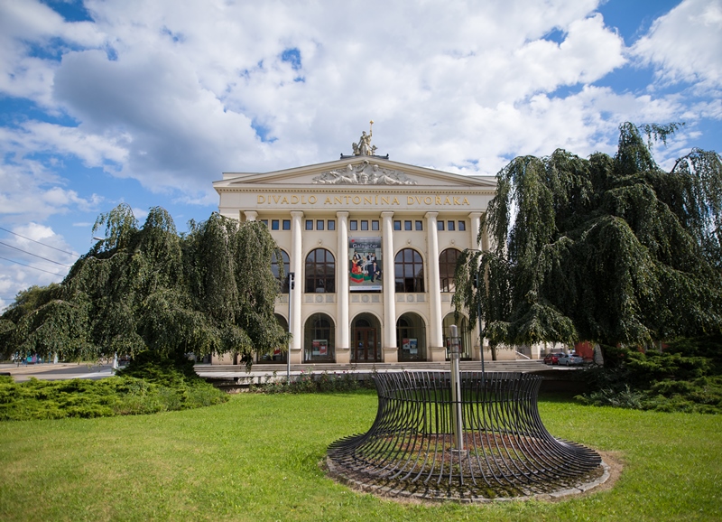 Budova Divadla Antonína Dvořáka. Foto: Milan Kusyn