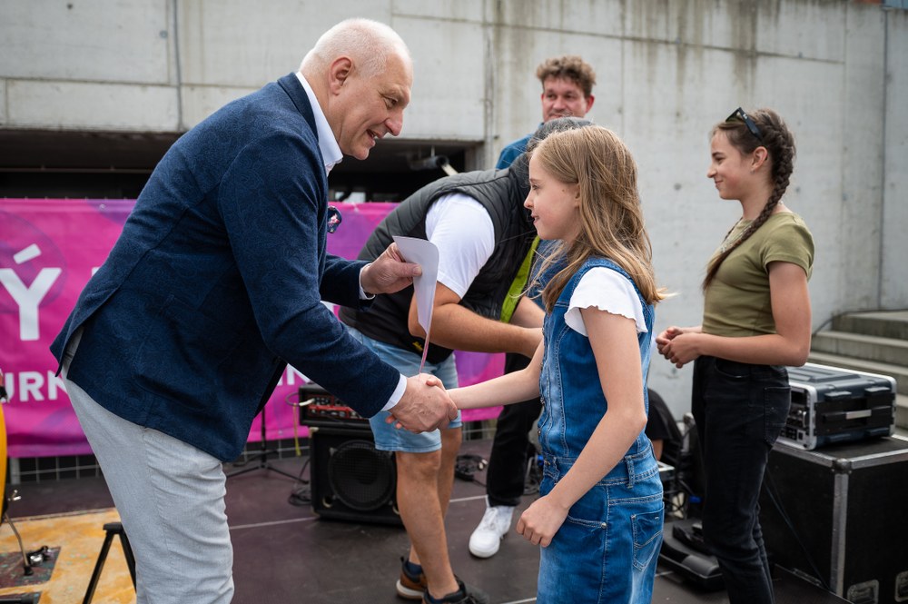 Náměstek primátora Zbyněk Pražák předává ocenění soutěžícím v rámci uplynulého ročníku Dnů fajne rodiny. Foto: Lukáš Kaboň