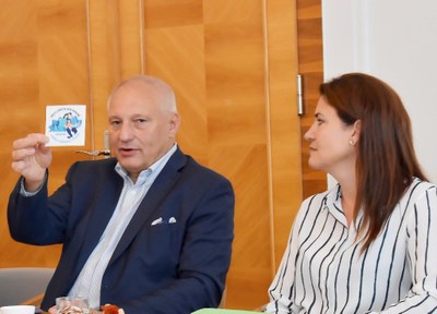 Náměstek primátora Zbyněk Pražák ukazuje nálepku Místo přátelské rodině. Vedle něj je Edita Kozinová z centra Chaloupka, které se podílí na Dnech Fajne rodiny. Foto: René Stejskal 