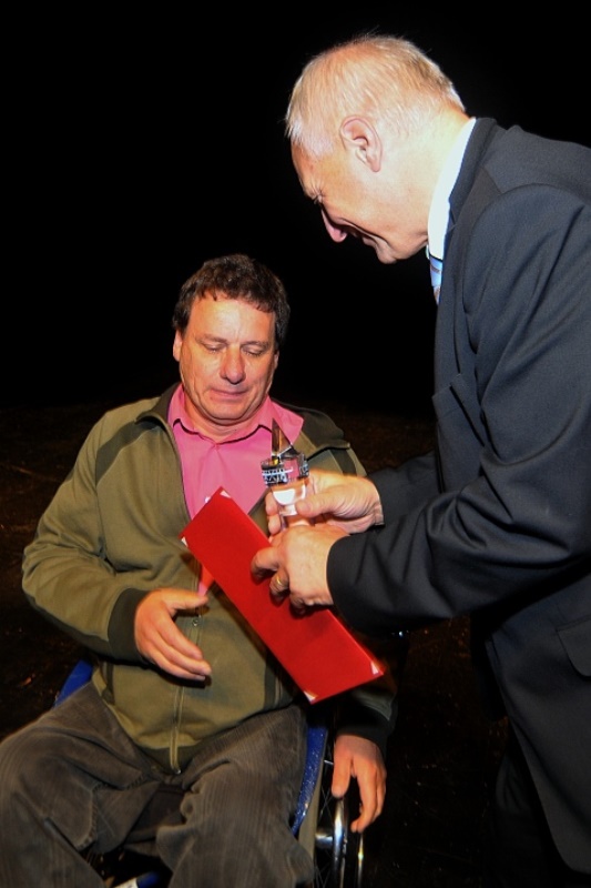 Zbyněk Pražák předává cenu Tomáši Dvořákovi.