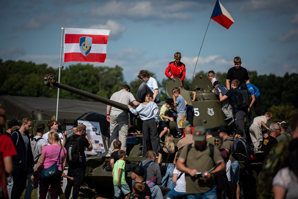Tank Leopard v obležení zvídavých příchozích