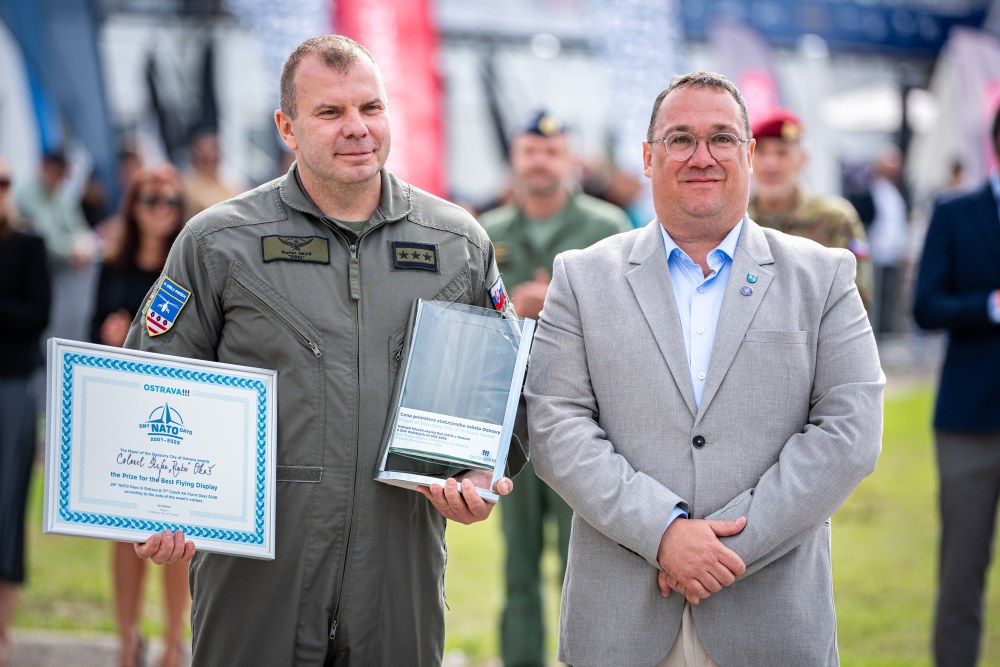 Plukovník Štefan Okoš přebírá z rukou primátora Jana Dohnala ocenění za nejlepší leteckou ukázku