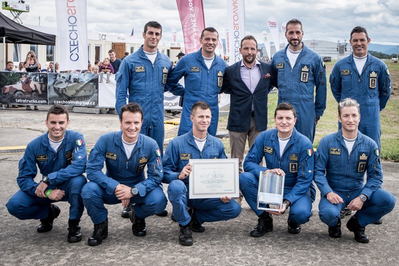 Primátor T. Macura s členy vítězné akrobatické skupiny Frecce Tricolori.
