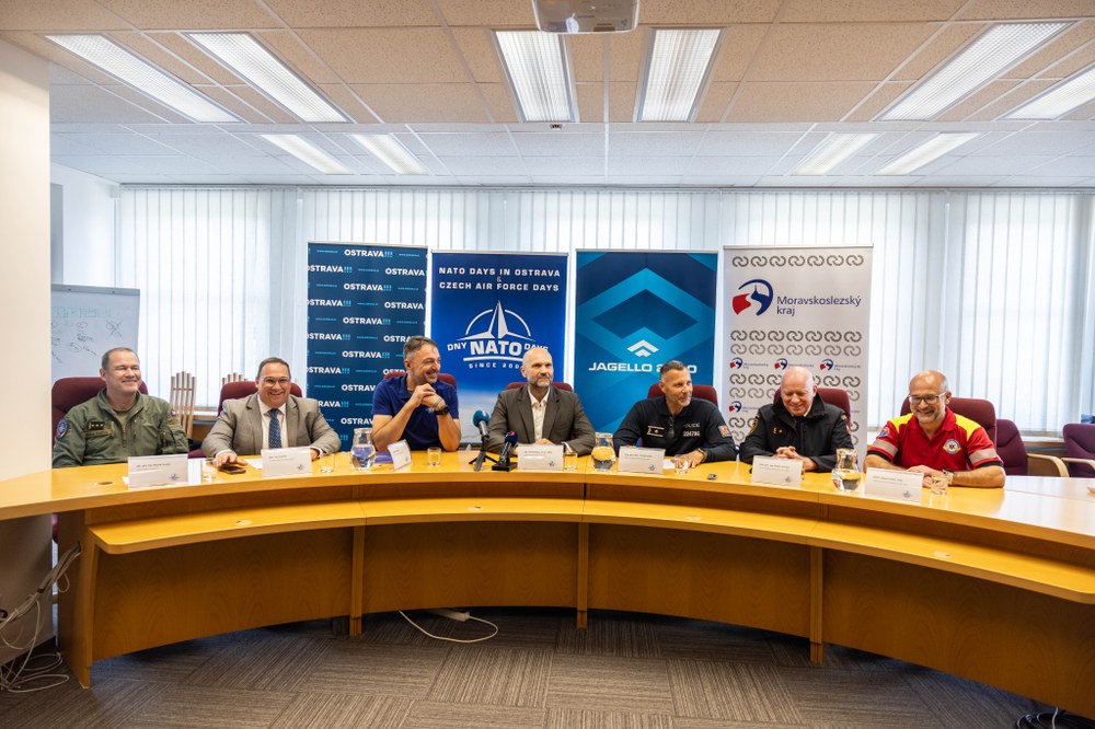 Zástupci ozbrojených složek, složek IZS, organizátora, města Ostravy i Moravskoslezského kraje představují program Dnů NATO. Foto: Jiří Zerzoň Zástupci ozbrojených složek, složek IZS, organizátora, města Ostravy i Moravskoslezského kraje představují program Dnů NATO. Foto: Jiří Zerzoň