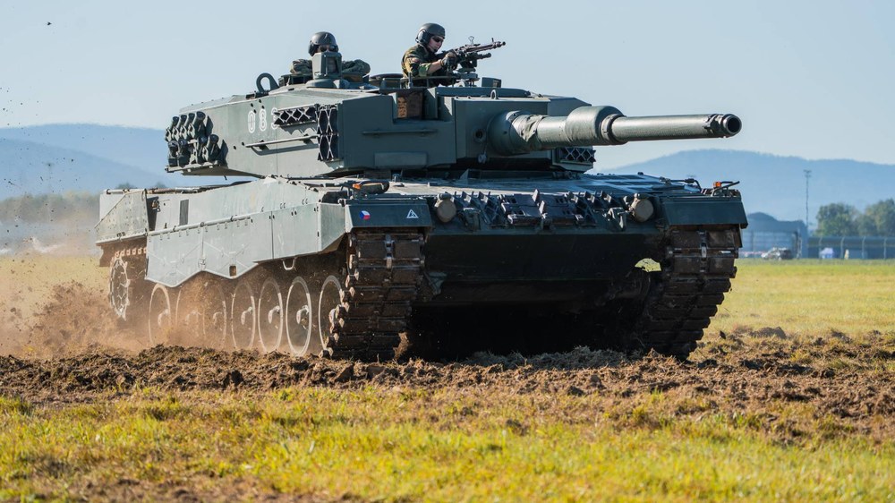 Tank Leopard 2, jímž vyztužuje své pozemní síly také Armáda České republiky. Foto: natodays.cz Tank Leopard 2, jímž vyztužuje své pozemní síly také Armáda České republiky. Foto: natodays.cz