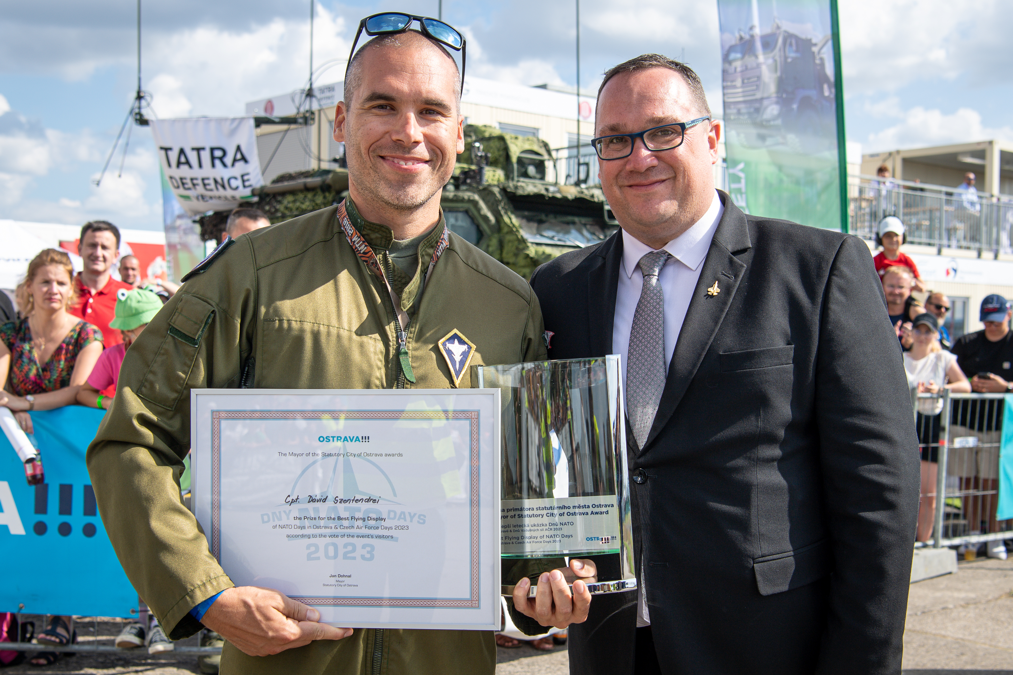 Staronový vítěz kapitán Szentendrei přebírá cenu od ostravského primátora Jana Dohnala. Foto: Lukáš Kaboň