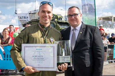 Ostravský primátor Jan Dohnal s kapitánem. Davidem Szendtendreiem, posledním vítězem primátorského poháru. Foto: Lukáš Kaboň