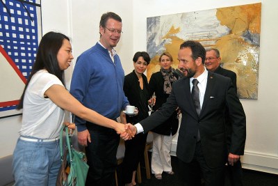 Primátor Tomáš Macura se zdraví s účastníky Dnů nové opery v Ostravě. Foto: J. Urban