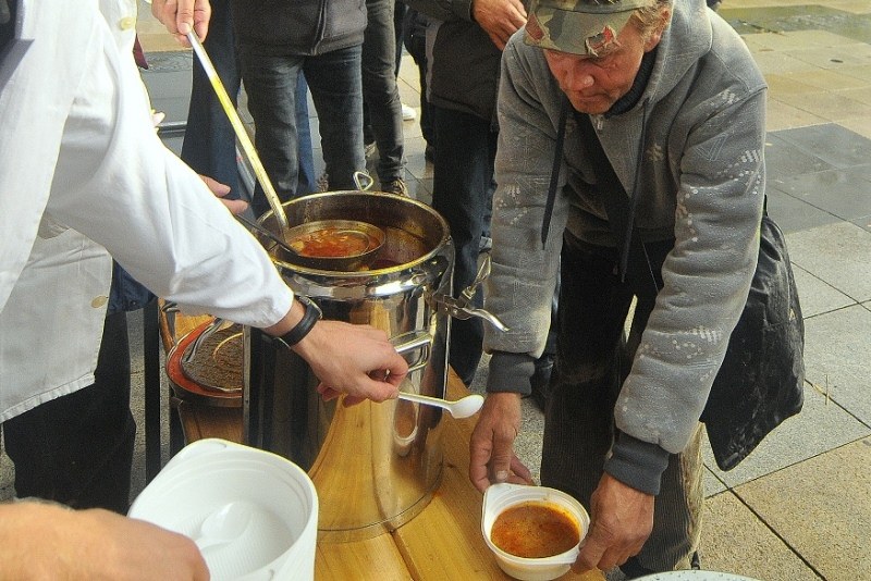 Pro chudé a bezdomovce byl nachystán teplý guláš.