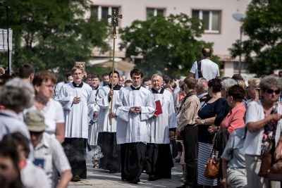 Slavnostní mše svatá zaplnila Masarykovo náměstí nejen věřícími. Foto: L. Kaboň