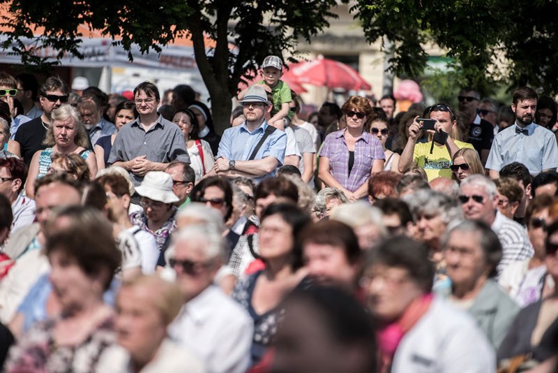 Účastníci slavnostní mše svaté na Masarykově náměstí.