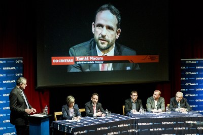 Primátor Tomáš Macura a další účastníci besedy na jevišti divadla loutek. Foto: J. Zerzoň