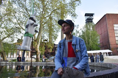 Šárka Mikesková se svou sochou u kašny na Hlubině. Foto: René Stejskal