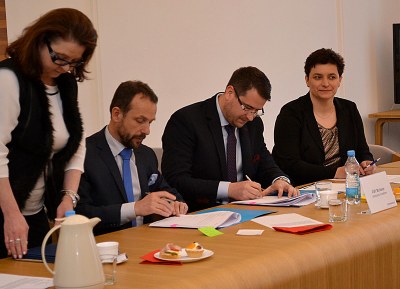 Moment podpisu smlouvy o výstavbě nového závodu v průmyslové zóně Mošnov. Zleva Tomáš Macura a Jiří Režnar. Foto: B. Krzyžanek