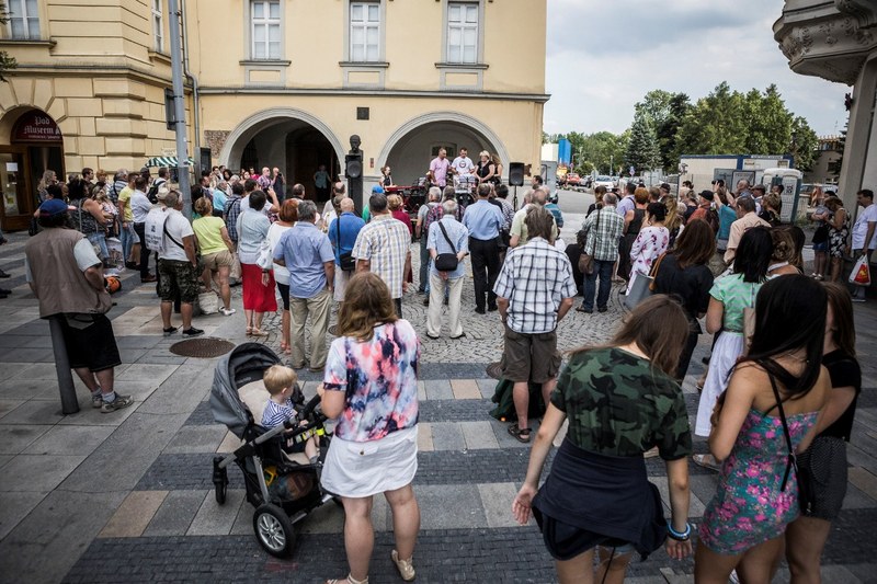 Účastníci vernisáže a slavnostního křtu publikací.