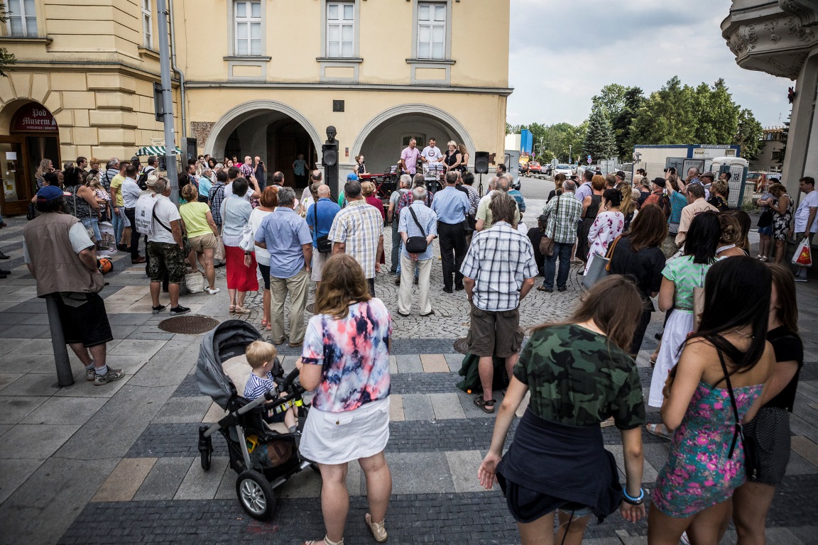 Účastníci vernisáže a slavnostního křtu publikací.