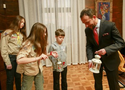 Betlémské světlo pro primátora Tomáše Macuru zapálila 11letá skautka z Polanky nad Odrou, studentka Gymnázia Olgy Havlové v Porubě Eliška Vlčková. Foto: J. Zerzoň