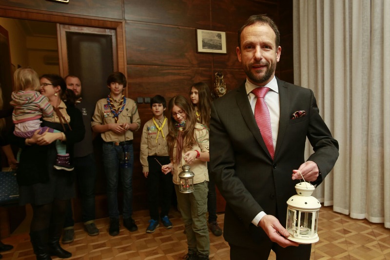 Primátor T. Macura s ostravskými skauty a Betlémským světlem.