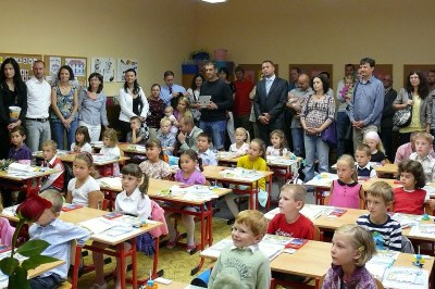 Na snímku: Dnes ještě prvňáčky doprovodili do školy na ul. 30. dubna rodiče. Zítra už budou ve třídě sedět sami. Snímky na stránce: Petr Havránek a Libor Vidlička