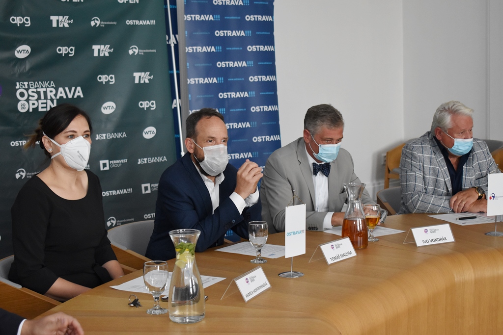 Tiskové konference v Nové radnici se zúčastnili náměstkyně primátora Andrea Hoffmannová, primátor Tomáš Macura, hejtman Ivo Vondrák a za pořadatele Miroslav Černošek.