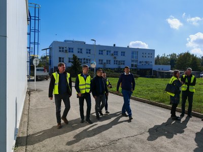 Ministr Petr Hladík s náměstkem primátora Alešem Boháčem a vedením společnosti OVAK při prohlídce poškozené Ústřední čistírny odpadních vod v Ostravě. Foto: Petr Havránek