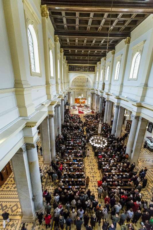 Otevření katedrály si nenechaly ujít davy zájemců.