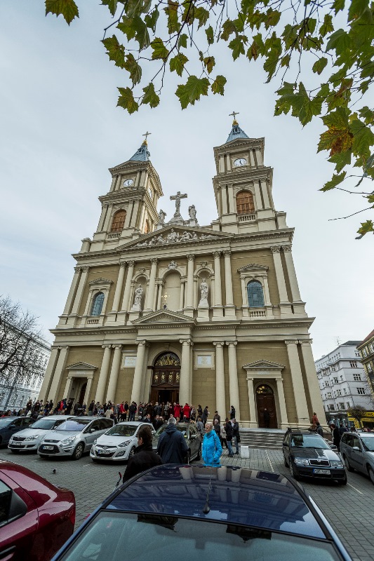 Vstupní portál katedrály v nových barvách.